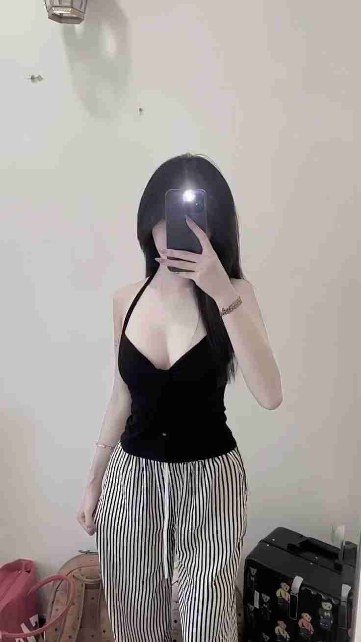 Ảnh chụp trước gương che mặt nữ phong cách cá tính